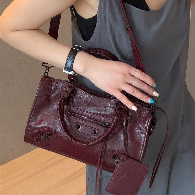2026 New Lecity Motorcycle Bag Oil Wax Cowhide Niche Retro Studded Tote Bag Large Capacity Commuter Handbag For Women - Thumbnail 2