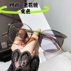 光感変色老眼鏡女性ファッション高精細ブルーライト老眼鏡中高齢者昼夜両用老眼鏡