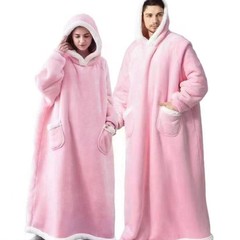 延長怠け者の頭をかぶせて絨毯をつかんで、カップルの家の服をかぶせます。