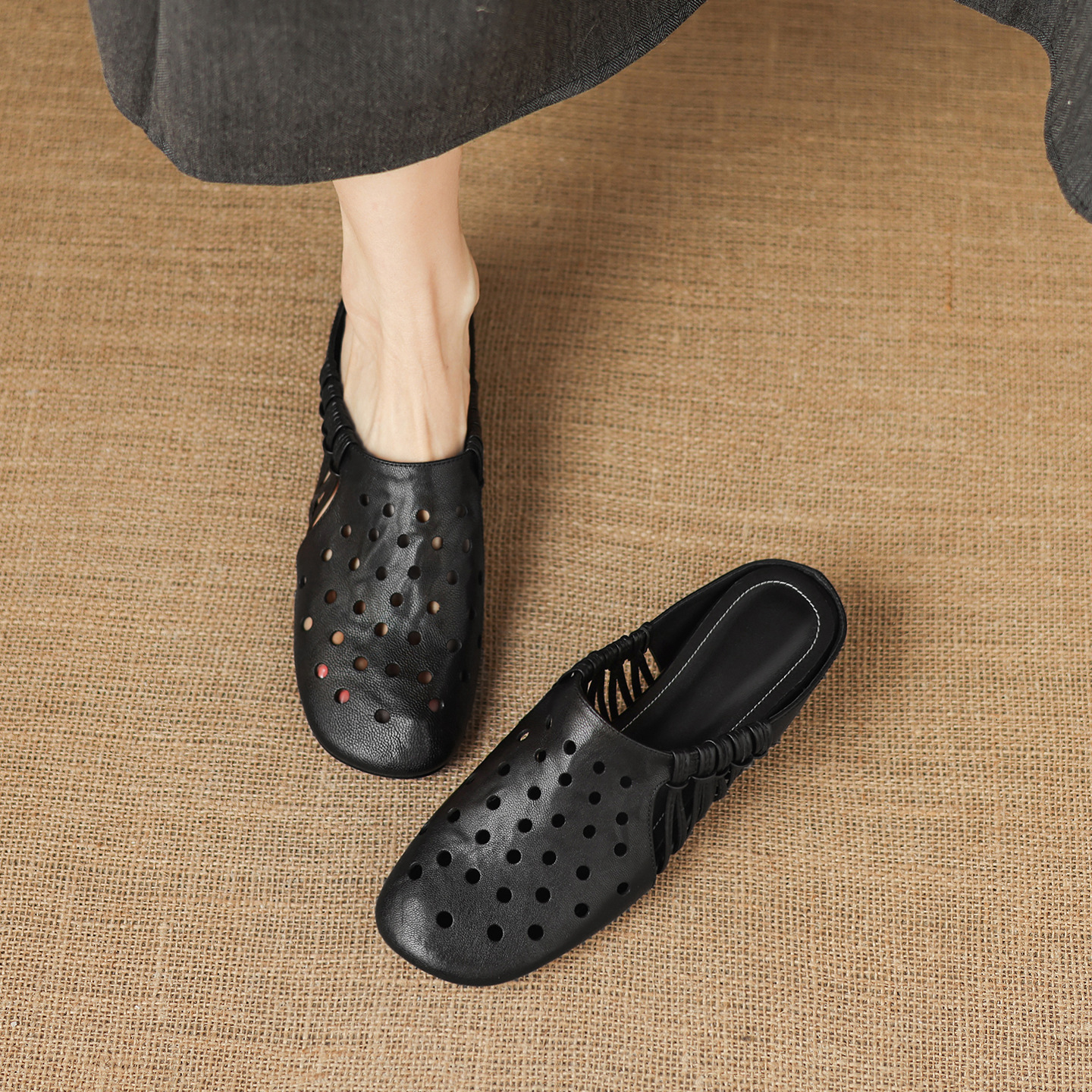 Dép sandal nữ quai chữ V đế xuồng cao gót, phong cách dệt da lộn — đen