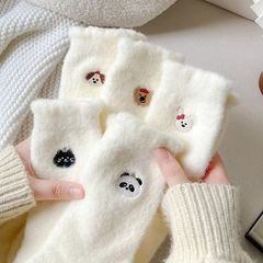 オーストラリアの女性の靴下のクリームの白い系の蝶結びの漫画の刺繍の中で筒の靴下の保温の月子の床板の靴下の24年の新型