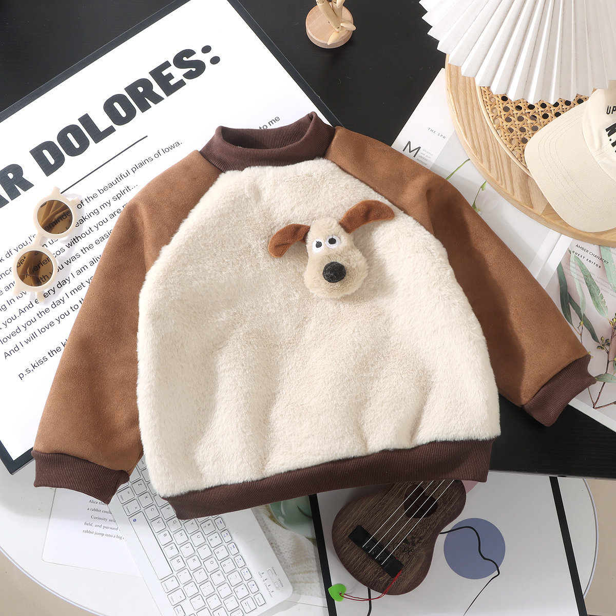 브라운 톤 인형 프린팅 기모 맨투맨 티셔츠