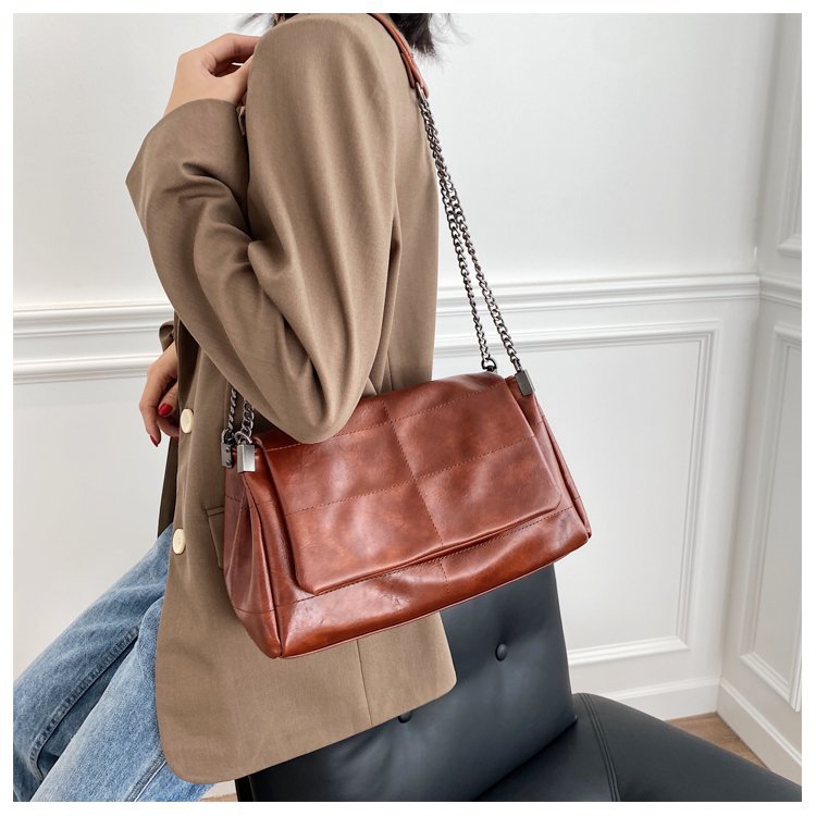 Femmes Grande Faux Cuir Couleur Unie Vêtement De Rue Carré Boucle Magnétique Sac Carré display picture 1