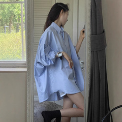 怠惰な彼氏風の青いシャツの女性がゆったりしていて、おしゃれな長袖の日焼け止めコートがあります。