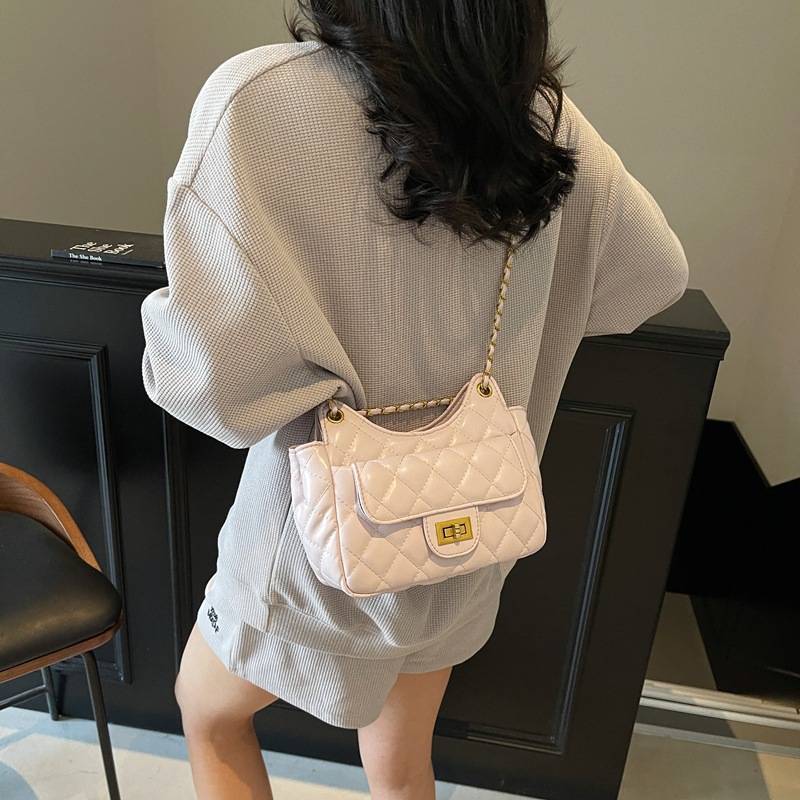 女性のためのハイエンドの質感の菱形チェーン脇の下バッグ 2024 新しいトレンディな多用途人気の小さな正方形のバッグシングルショルダークロスボディバッグ