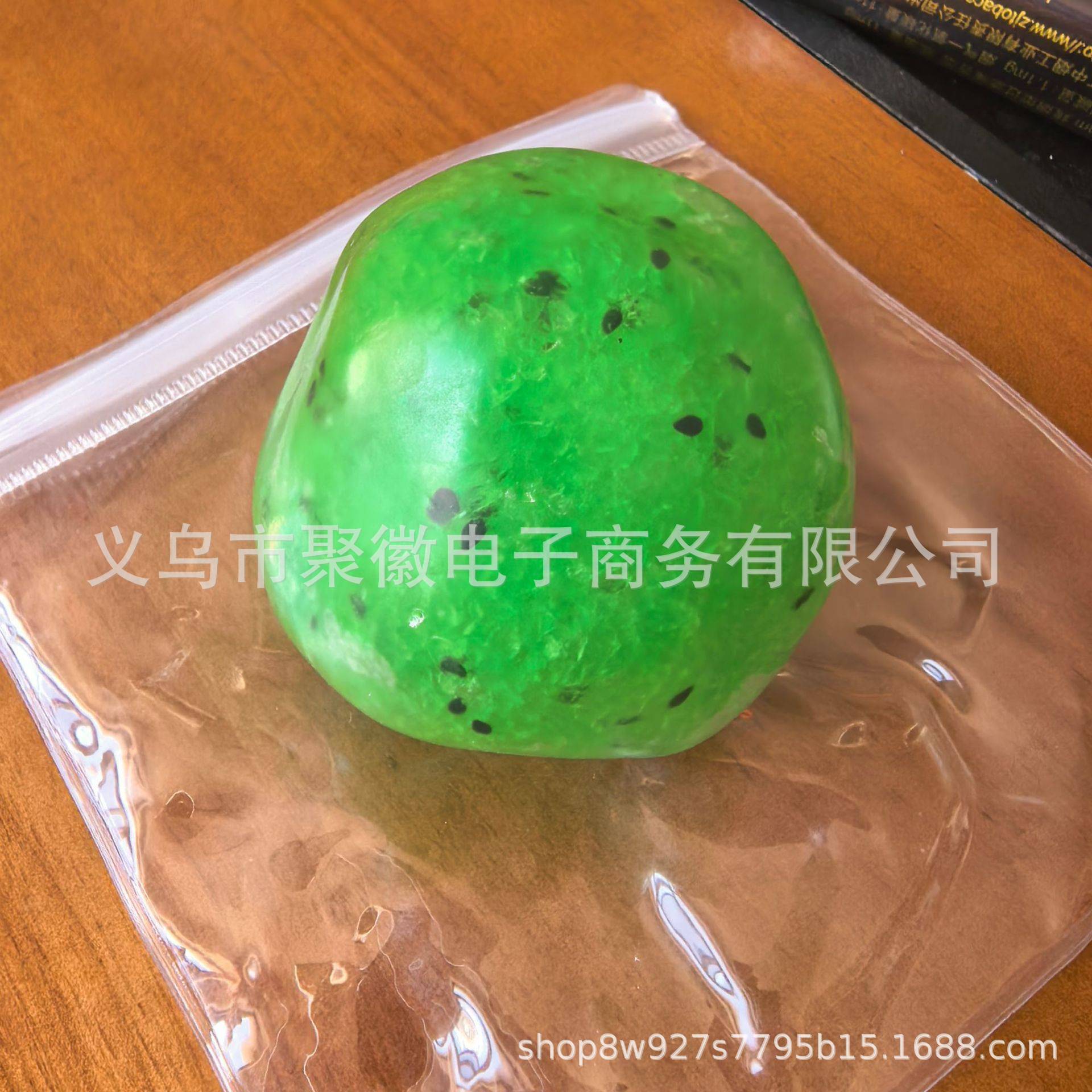 Mango de menta negra hecha a mano bola descomprimir el frito de goma de frito quebrantado será un sonido plástico creativo rebote con caja transparente