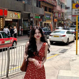 红色复古碎花吊带连衣裙女夏季新款茶系纯欲法式气质V领港风短裙