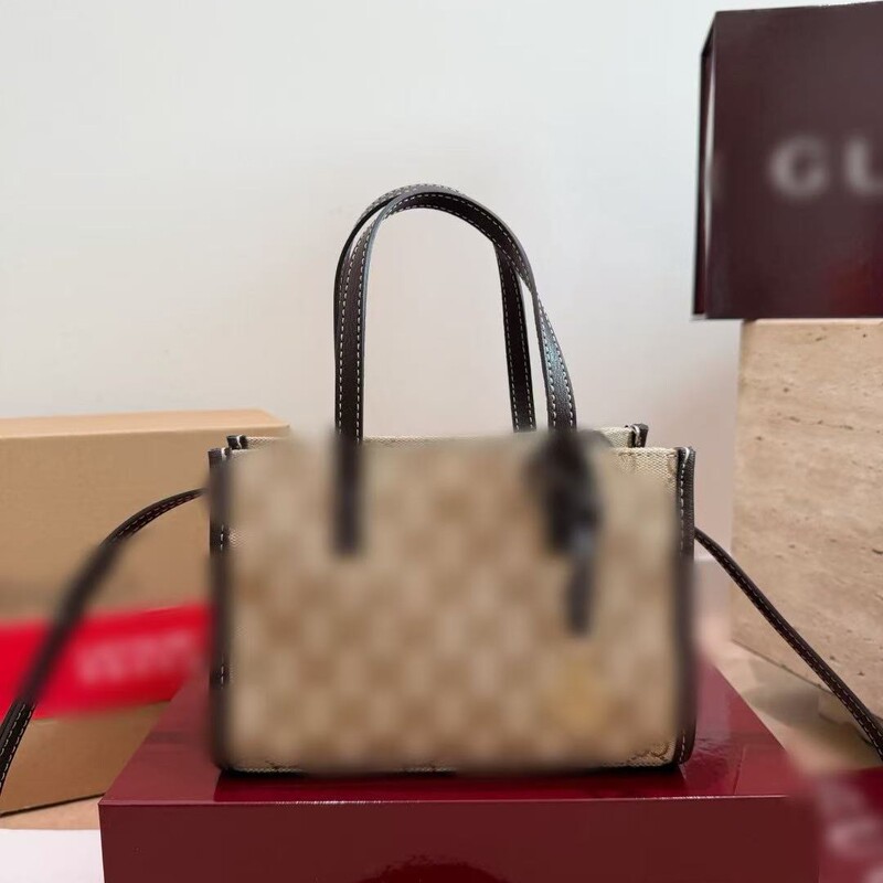 Gucci London tote bag, classic monogram, timeless, mini tote, compact and exquisite, hand-held and crossbody, vintage style Gucci London tote bag, classic monogram, timeless, mini tote, compact and exquisite, hand-held and crossbody, vintage style