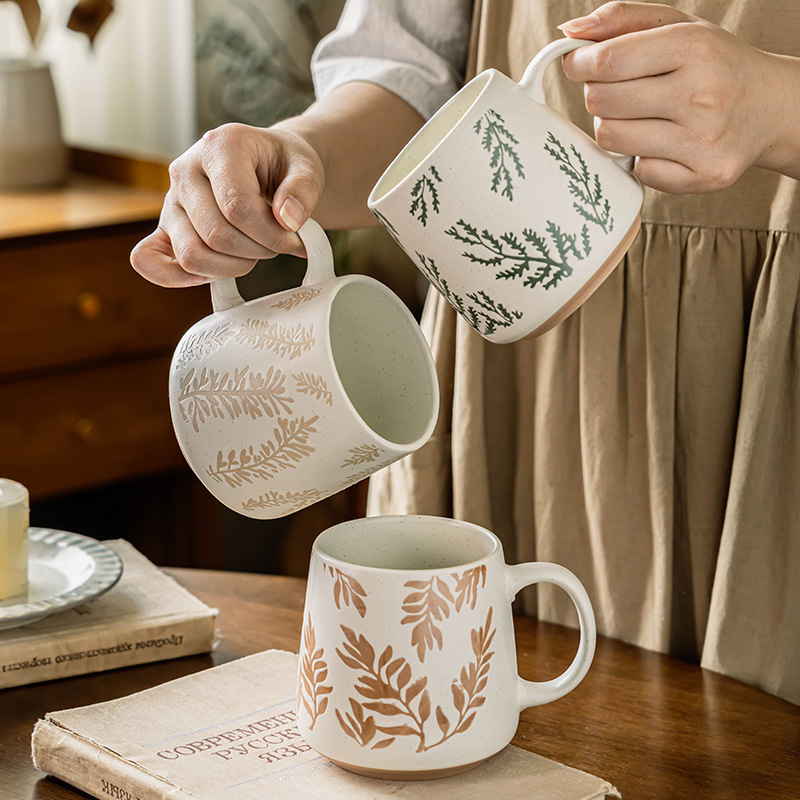 Taza de estilo pastoral Taza de cerámica al por mayor Taza de hoja en relieve exquisita Taza de agua para el hogar Taza de café japonesa de gran capacidad