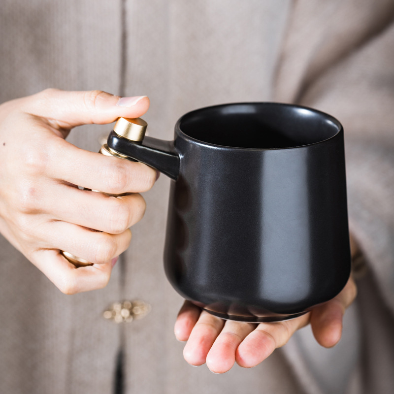 Taza de mango de metal original Taza de cerámica Taza de café Taza de agua Tallado LOGO Grabado de regalo de alta gama