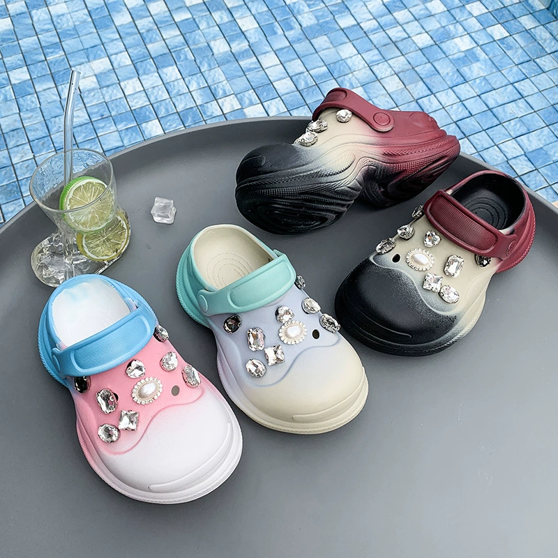 Обувь с рисунком крокодила для мальчиков и девочек, летняя пляжная милая верхняя одежда со стразами, новинка 2025 года, модные уличные тапочки на толстой подошве