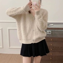 2025新款时尚毛绒绒短款三粒扣针织衫女秋装宽松显瘦洋气毛衣外套