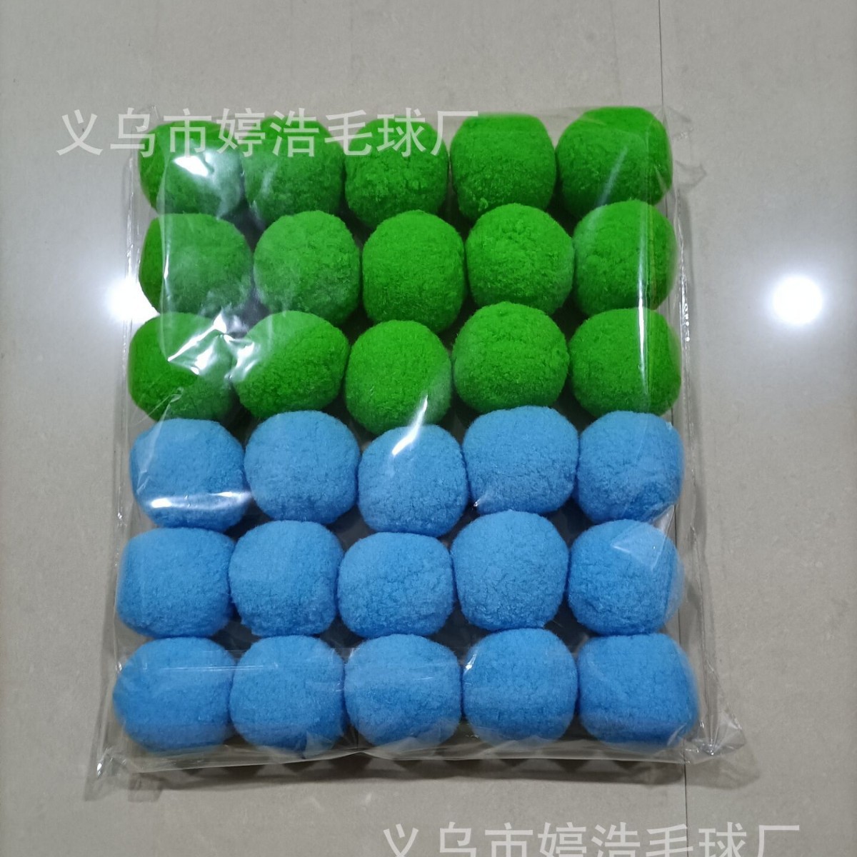 跨境亚马逊7cm圣诞雪球，吸水绒球，室内打雪仗，室外打水仗