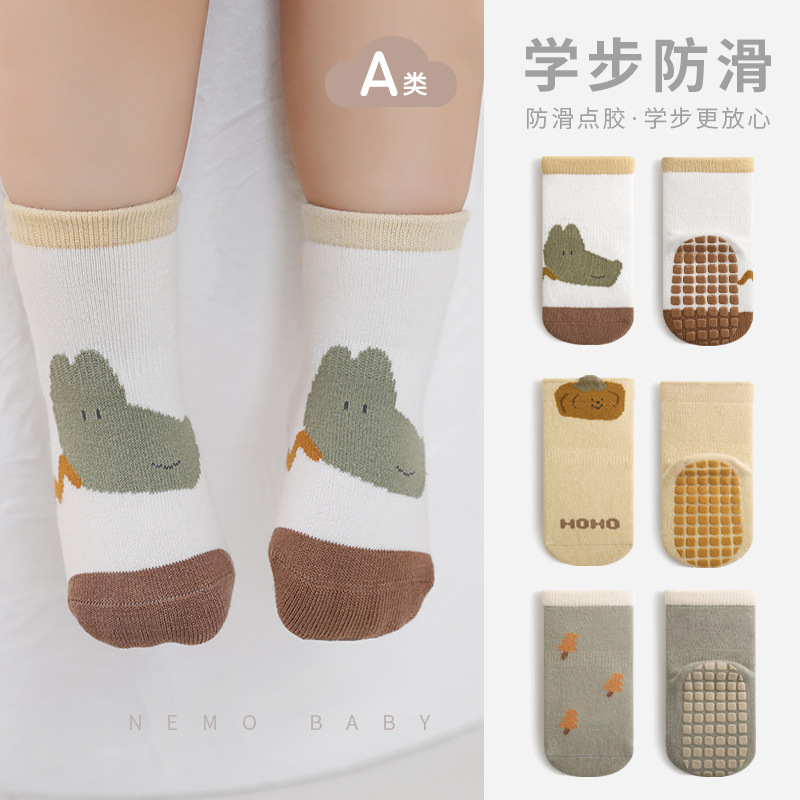 2023 otoño nuevos calcetines de piso de bebé interior antideslizante pegamento de fondo completo niño lindo dibujos animados niños y niñas calcetines de media pantorrilla