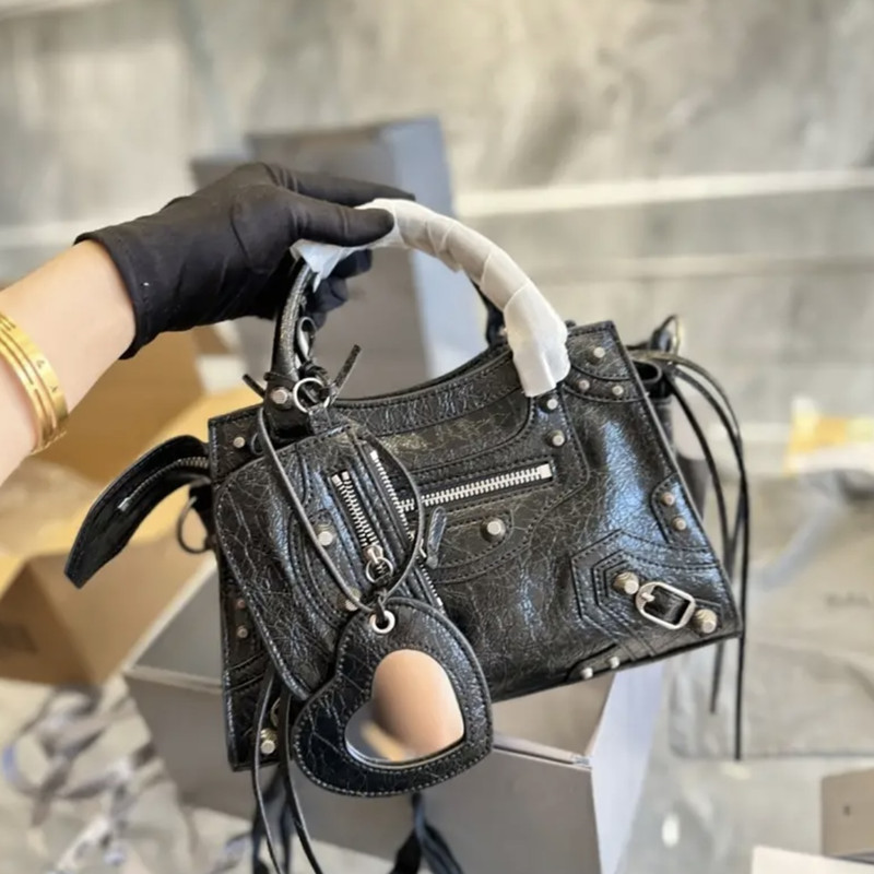 Trendy Niche Retro Studded Motorcycle Bag For Women 2025 New Sweet Cool Underarm Bag Large Capacity Handbag Shoulder Crossbody Bag - Thumbnail 3