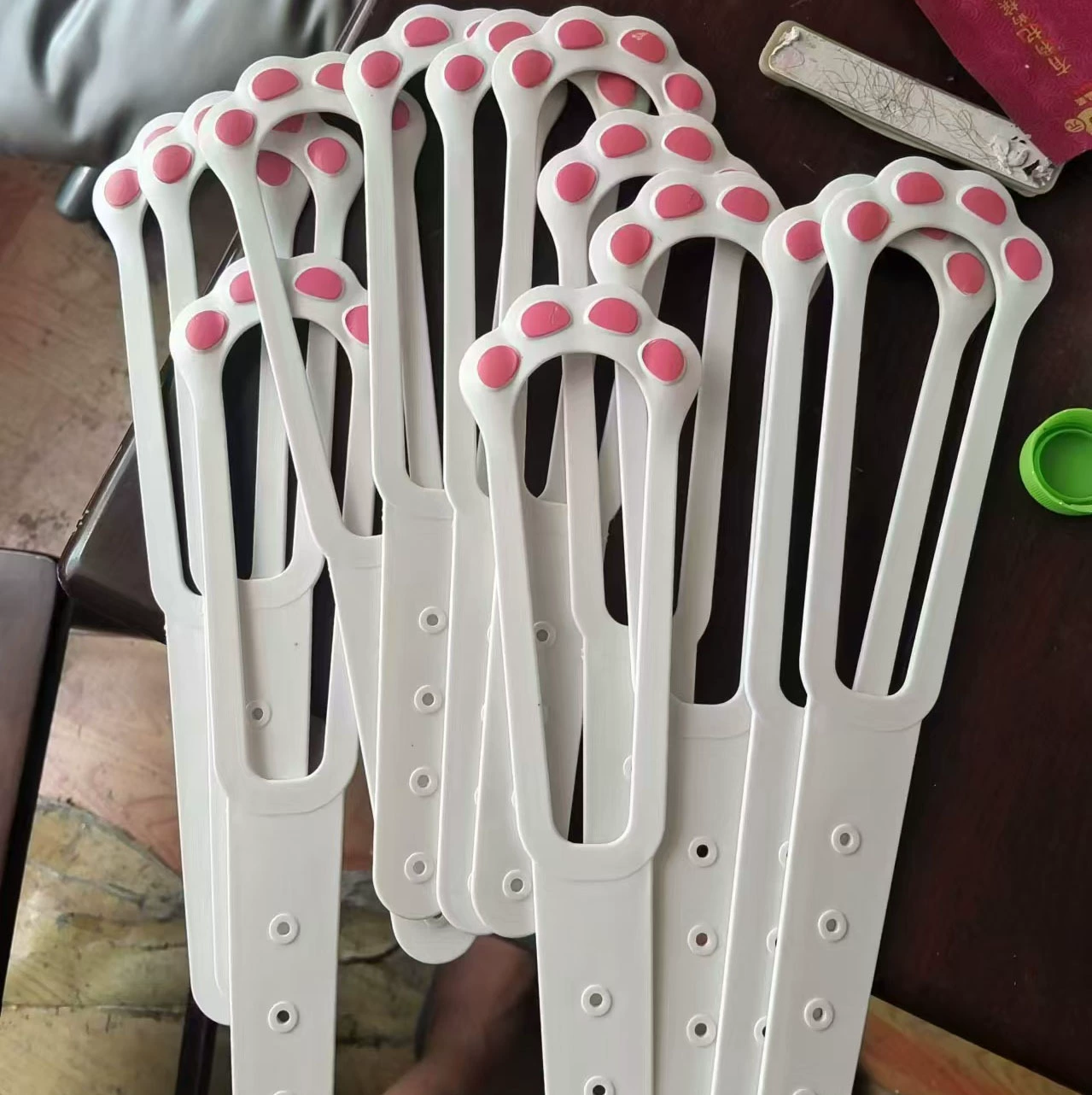 Домашние животные Удлиненные кошки Вход и выход из двери