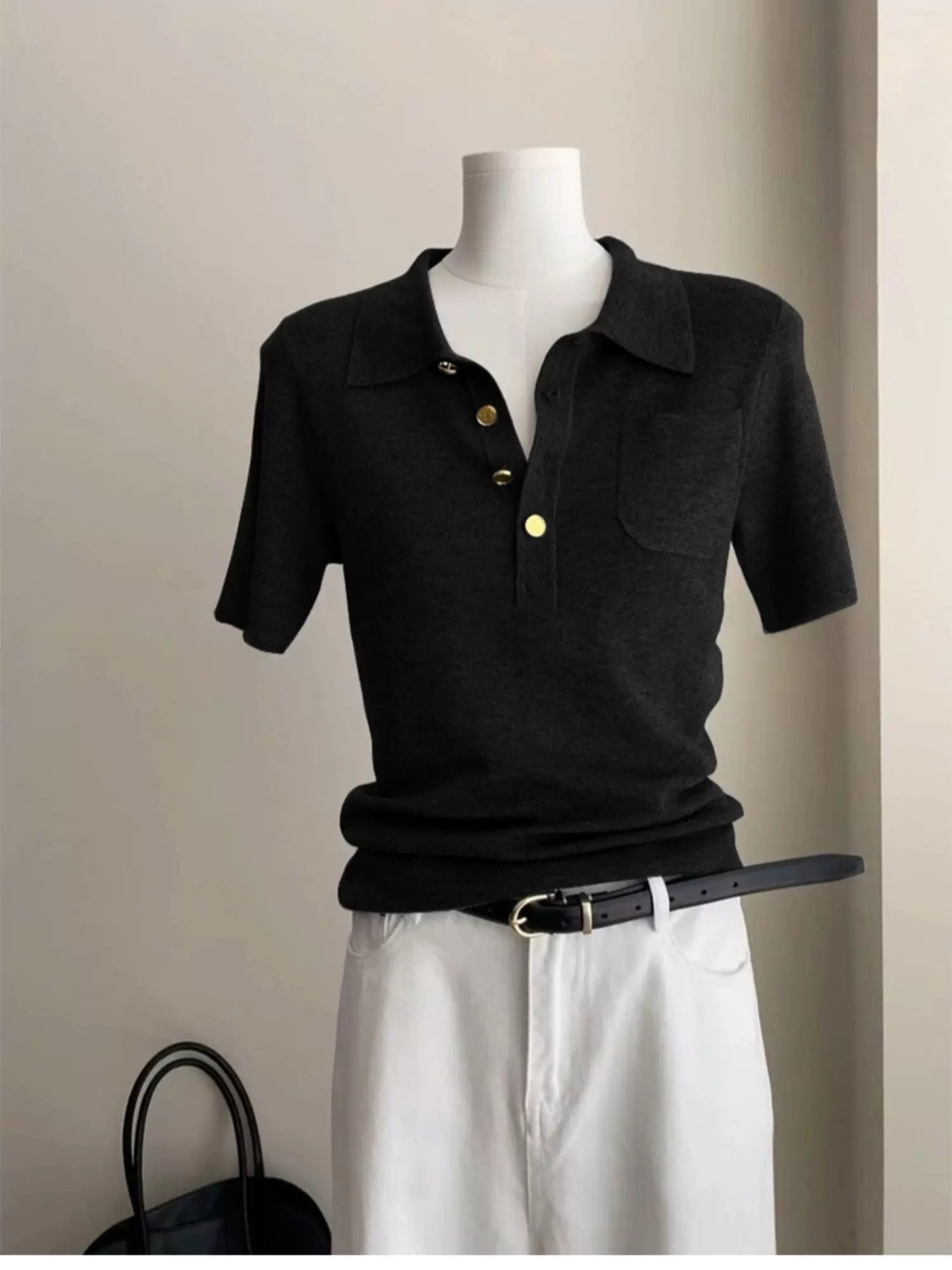 Áo thun nữ cổ Polo tay ngắn chất liệu lụa băng mát, form vai thẳng — màu đen