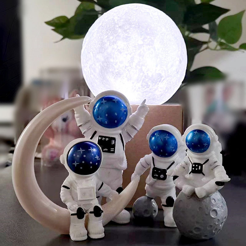 星空の月の明かりのケーキの装飾は光っています。|undefined