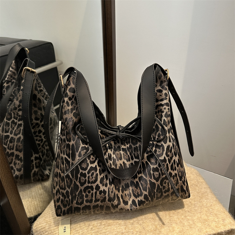Bolsa de leopardo retro de hombro para mujeres 2025 nueva moda para estudiantes universitarios clase de viaje perezoso viento de gran capacidad bolsa de mano