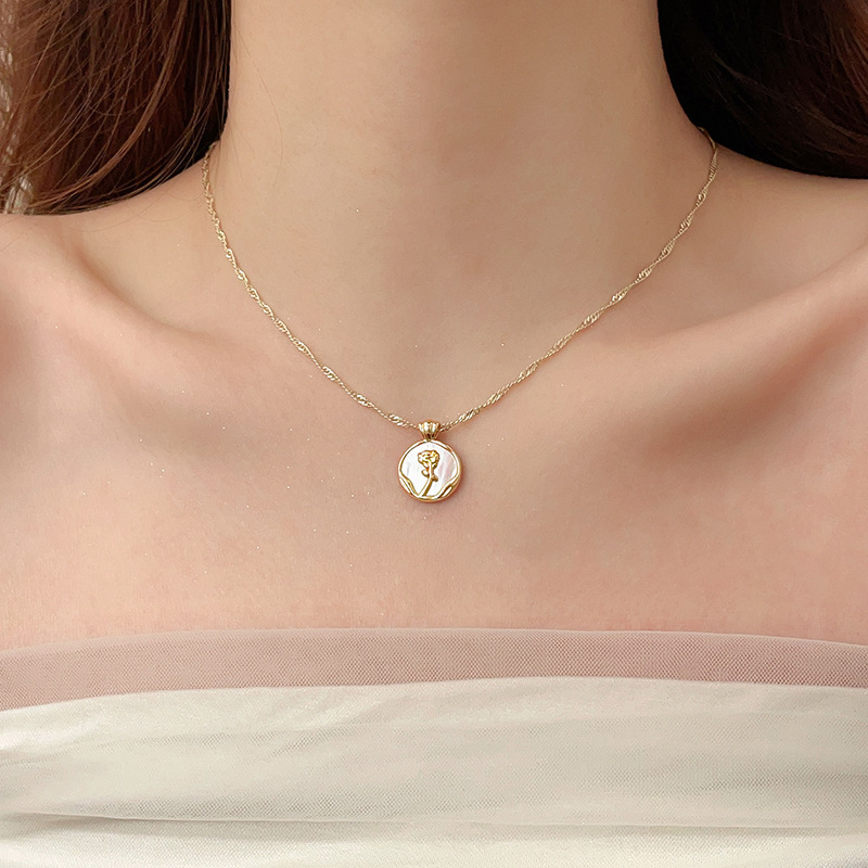 フランスのレトロなツバキの花の真珠のネックレスの東大門の蝶の花のペンダントの鎖の鎖の軽い贅沢な高級感の首の鎖|undefined