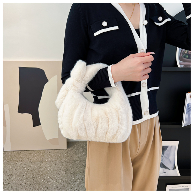 2024 invierno nuevo estilo japonés lindo felpa bolsa de las mujeres de color sólido plisado conejo oreja al por mayor portátil pequeña bolsa