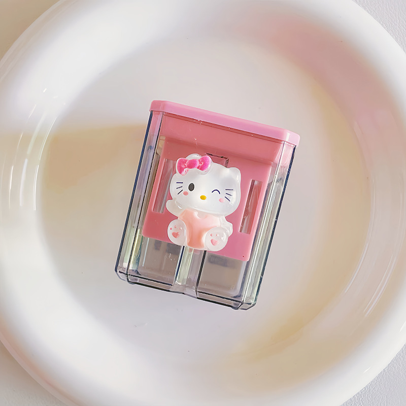 漫画の二重穴の学生のかわいい携帯の筆を回転する刀の子供の太い鉛筆は筆を削ります。|undefined