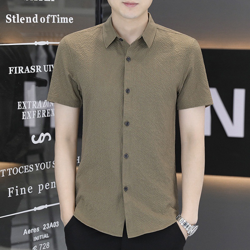 Una pieza de camisa de manga corta para hombre de verano 2024 nuevo estilo de seda de hielo de color sólido, camisa fina sin planchar, todo fósforo, negocios