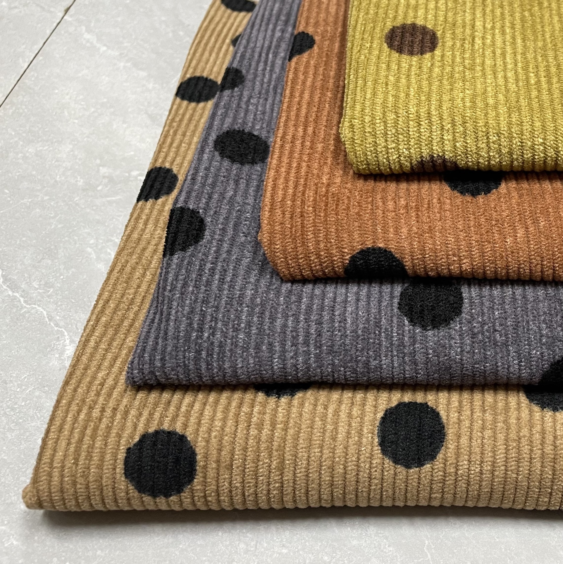 高品质波点灯芯绒印花细条绒布大圆点简约时尚服装面料批发现货