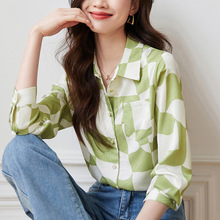 沫晗依美撞色几何缎面印花上衣女式春季新款通勤职场百搭气质衬衫