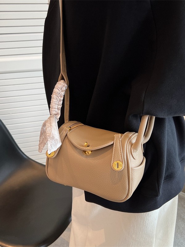 Bolso de dama de alto nivel 2025, nuevo estilo de moda transfronterizo nicho de diseño de mochila, bolso de almohada de mano rojo.