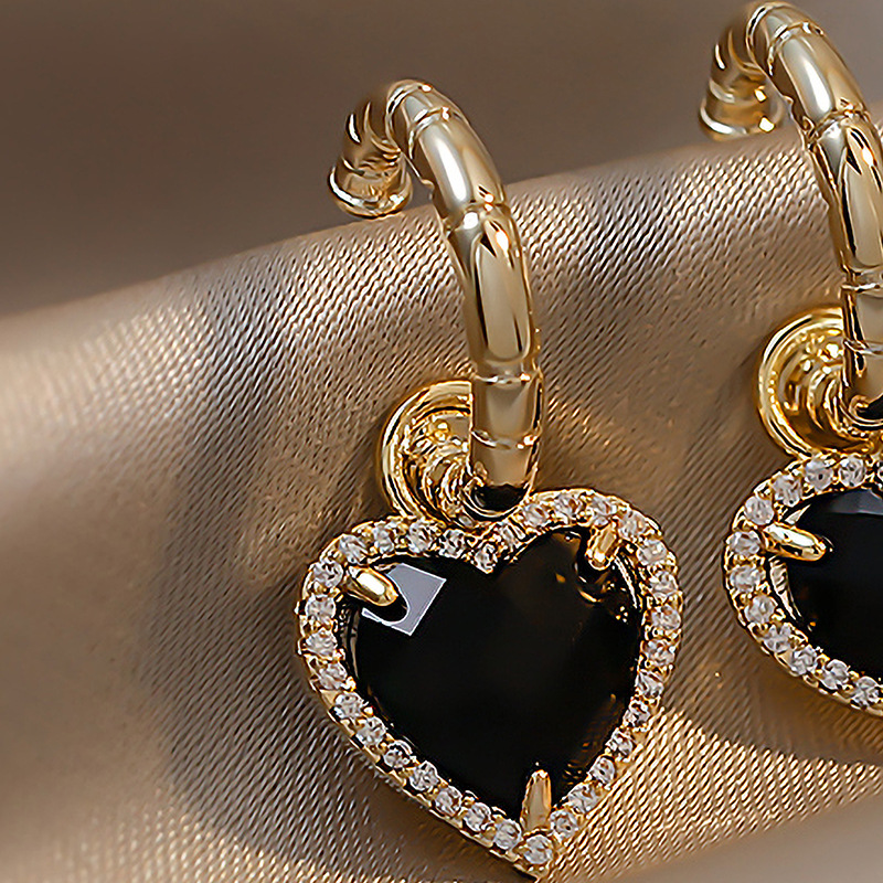 Retro Heart Inlaid Rhinestone Geometric Earrings Wholesale Nihaojewelry display picture 5