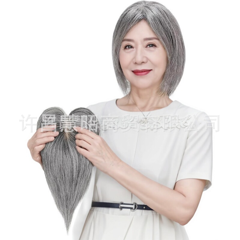 女性の本物の髪の白いかつらの頭の上で髪の塊を補充します。|undefined
