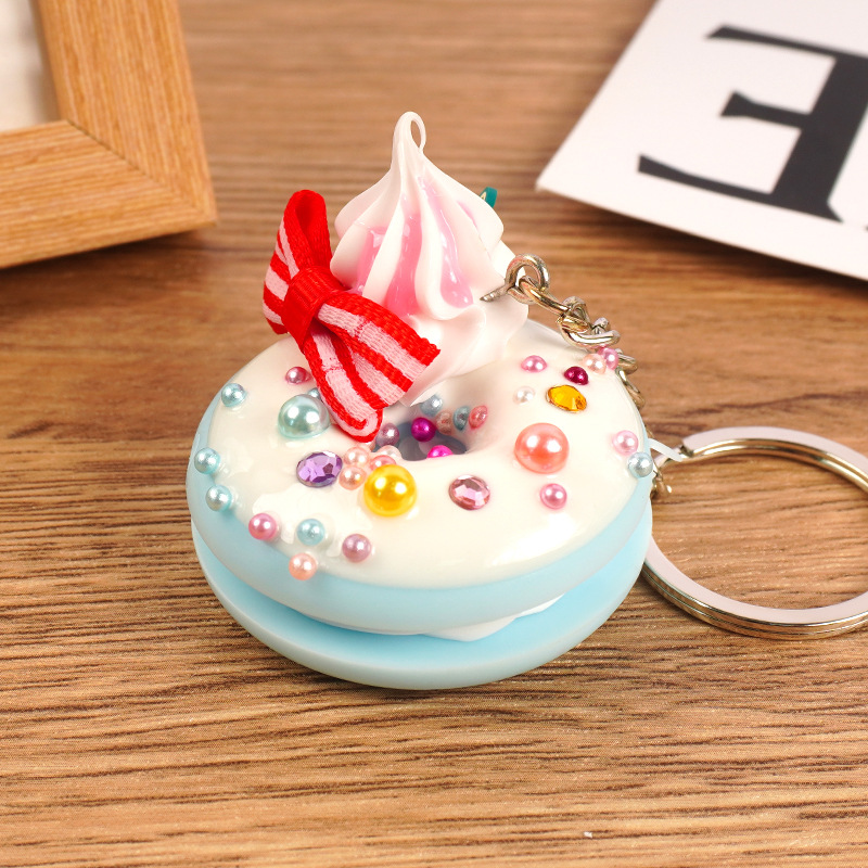 Colgante de círculo dulce con salsa blanca