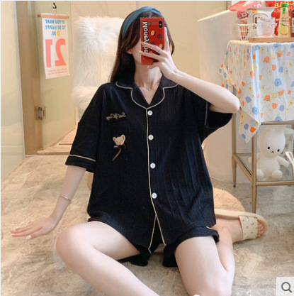 Un par de osos negros cortos