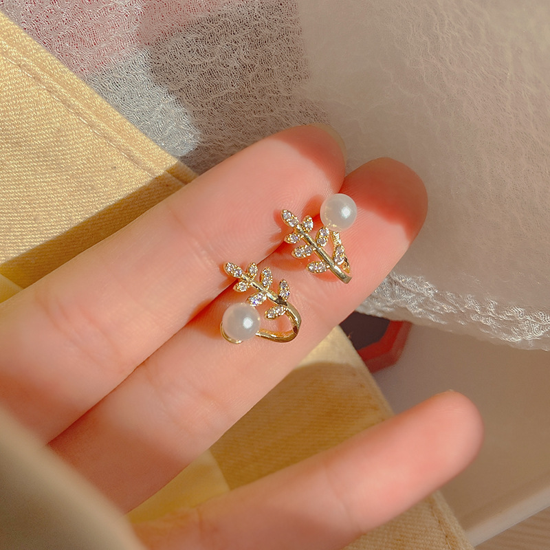 Pearl micro-inlaid leaf design earrings...