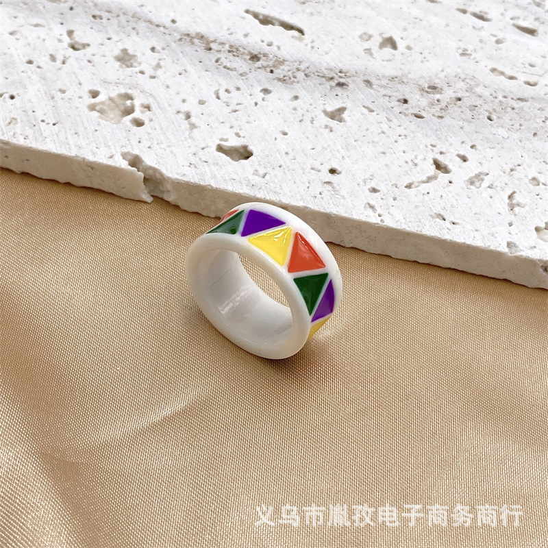 Nuevo diseño de moda de verano transfronterizo triángulo de viento color de goteo de resina acrílica anillo anillo