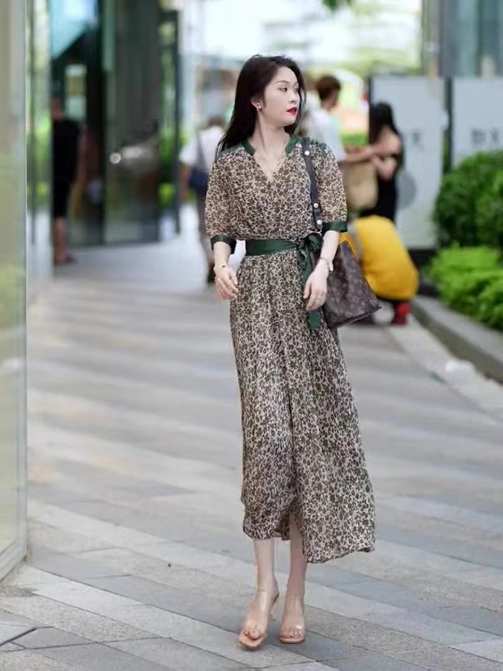 Váy hoa maxi nữ thắt eo FL222411 thiết kế sang trọng cỡ lớn — Váy liền màu xanh lá