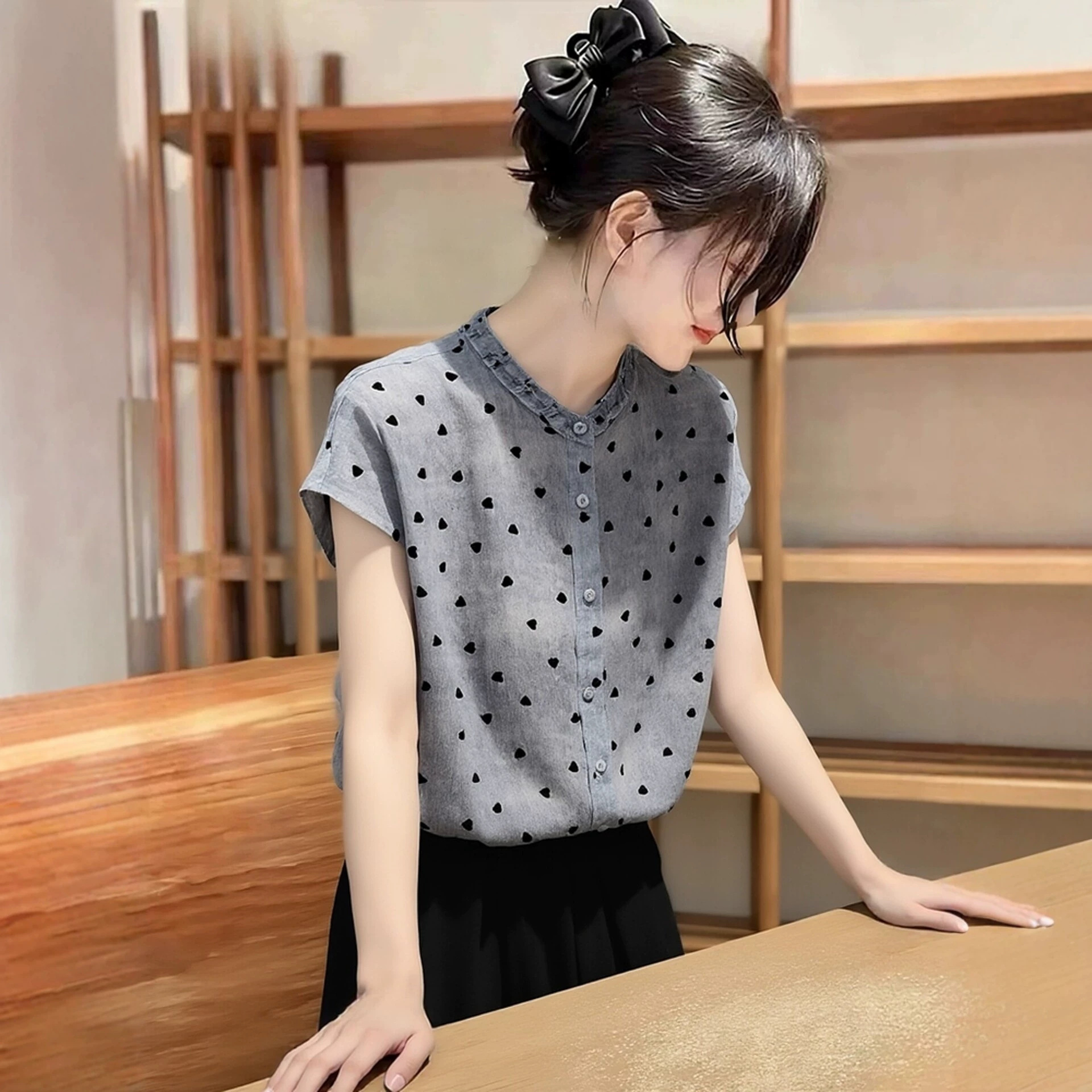 Áo sơ mi ngắn tay nữ họa tiết chấm bi phong cách Pháp, dáng rộng thoải mái — Điểm sóng xám chi tiết 2
