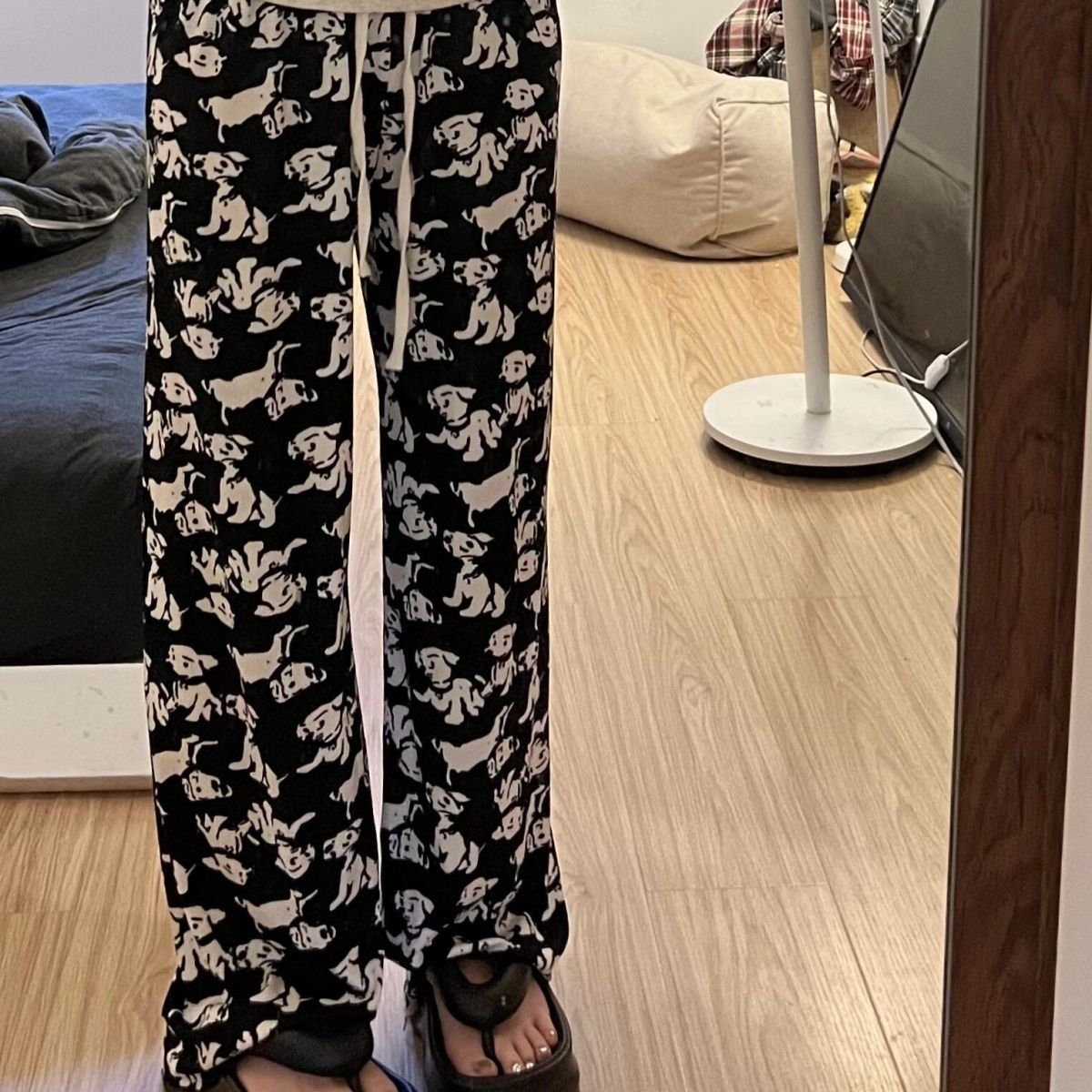 2025 nuevo estilo de seda de hielo lindo cachorro pantalones casuales de pierna ancha pijama primavera y verano transpirable estilo fino simple y versátil ins