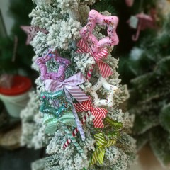 新しい国境を越えたスポットクリスマスツリー装飾品の祝日の雰囲気シーンに蝶ネクタイを配置したキャンディロリポップ