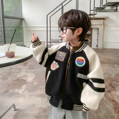 おとぎ話の記憶男の子の冬服のコート