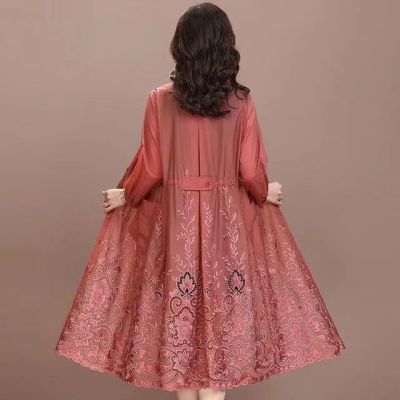 背の高いトレンチコートの女性は長すぎて中が長いので、やせています。|undefined