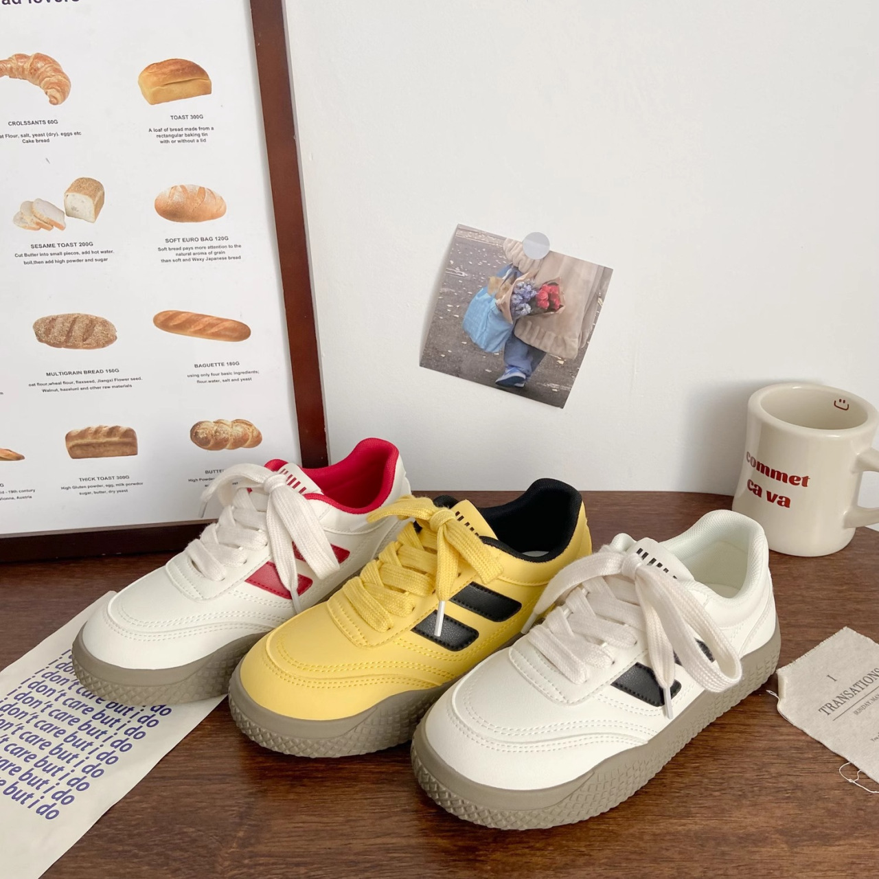 Zapatos blancos de suela gruesa de Dexun, otoño de 2025, nuevos zapatos de mujer de moda, nicho universal, zapatos de skate de altura baja para mujeres.