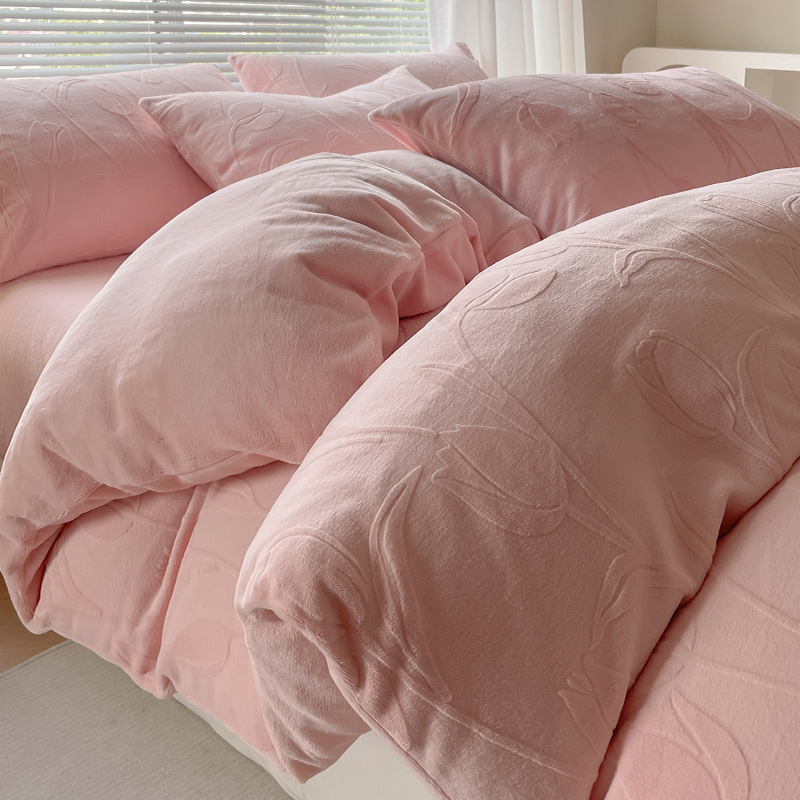 La cama de terciopelo de leche tallada de cuatro piezas set2025 nuevo invierno engrosado colcha de coral sábanas de franela