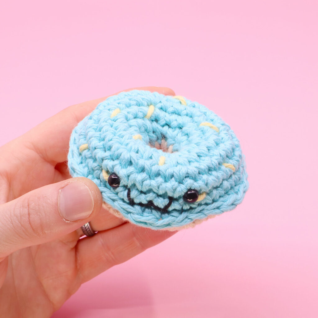 02_Donuts_cyan_square-1024x102