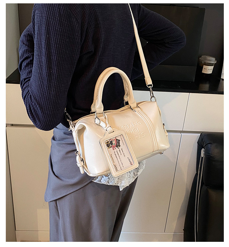 Korean version hand-held bowling bag for women 2025 new retro niche commuting pillow bag versatile single-shoulder crossbody bag full figure