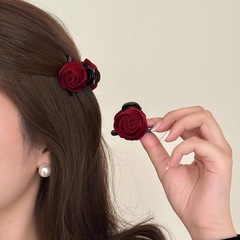 新年の赤いバラの花は小さいサイズの女性の側の前髪を挟んで後頭部のヘアピンを挟みます。