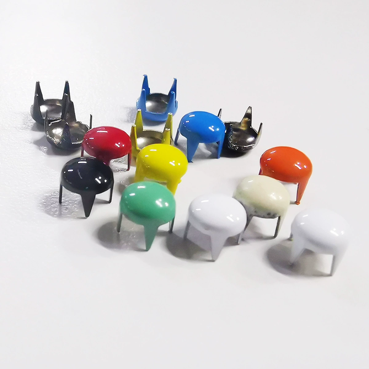 Фабрика оптом кукла Заклепки Аксессуары материал купол Пряжка Одежда Обувь Украшение DIY маленький размер цвет четыре когти