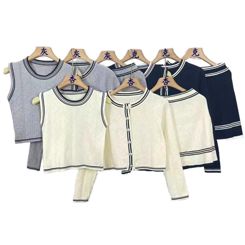 Sanft duftendes Strick-Shorts-Set, dreiteiliges Damen-Set für Herbst und Winter, Strickjacke, Faltenweste und Halbrock_voghion.com