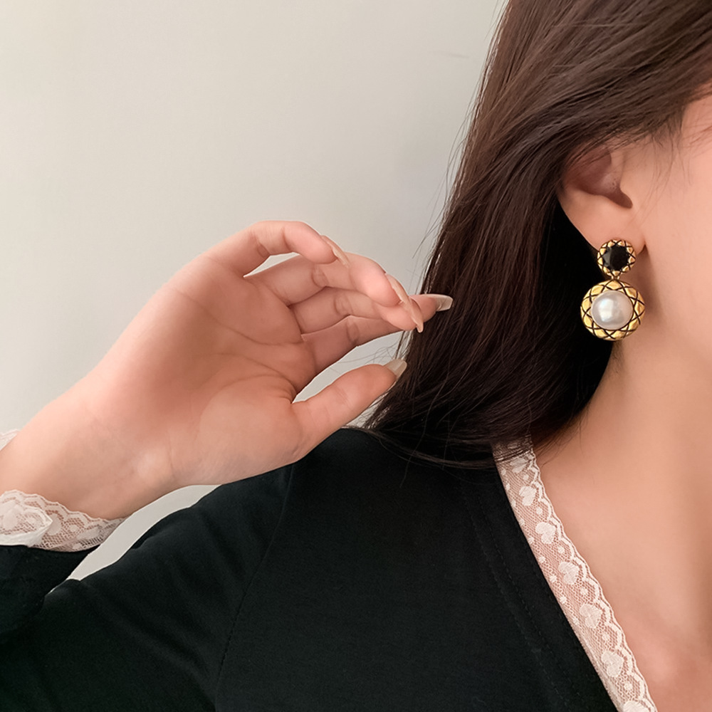 Pendientes de perlas redondas geométricas retro con aguja de plata Pendientes de oro antiguos de alta calidad de nicho